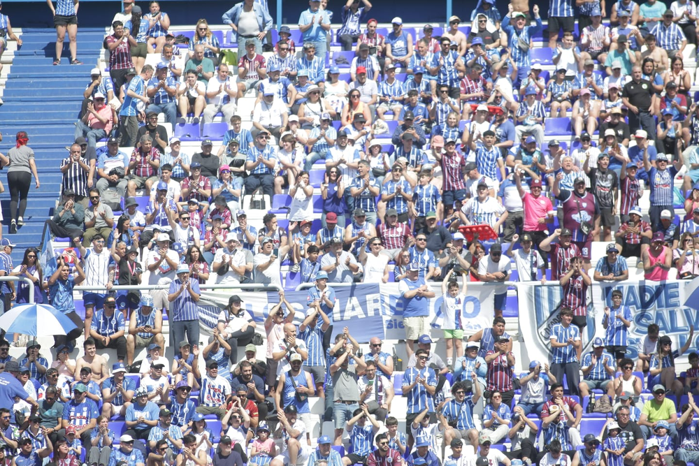 La cancha del Tomba volvió lucir colmada. La hinchada del Expreso volvió hacerle el aguante al equipo, pese a que aún no festeja un triunfo en el Gambarte.