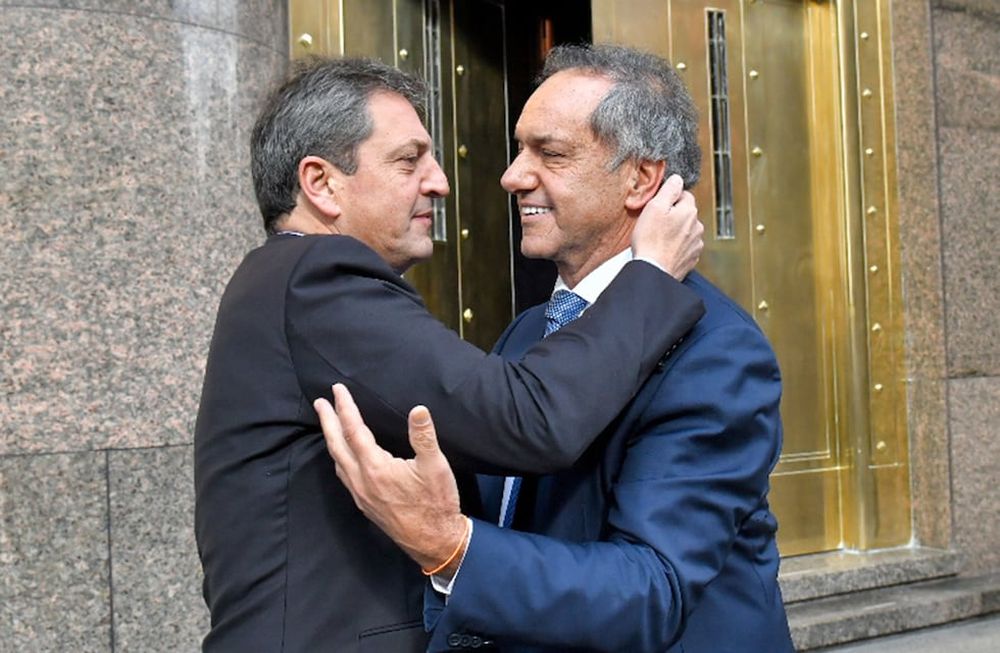El ministro de Economía, Sergio Massa, recibe en la explanada del Palacio de Hacienda al Embajador argentino en Brasil, Daniel Scioli. (Ministerio de Economía)