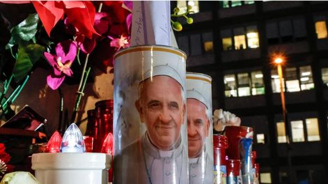 Velas y flores frente al hospital Gemelli de Roma donde está ingresado el papa Francisco. EFE/EPA/GIUSEPPE LAMI