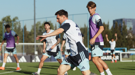 El volante ofensivo, elegido por Scaloni, estuvo anoche en La Bombonera presenciado el duelo ante Universidad Católica.&nbsp;