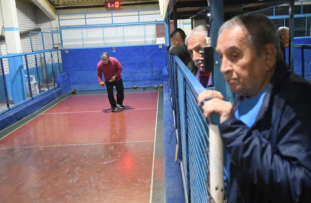 Los clubes sociales de barrios, siguen funcionando gracias a sus socios que cada noche concurren para pasar un momento con amigos jugando a las bochas o distintos deportes y juegos de azar.El club Agustín Álvarez de Godoy Cruz, los socios pueden disfrutar de hermosas canchas de bochas con piso de cementoFoto: José Gutierrez / Los Andes