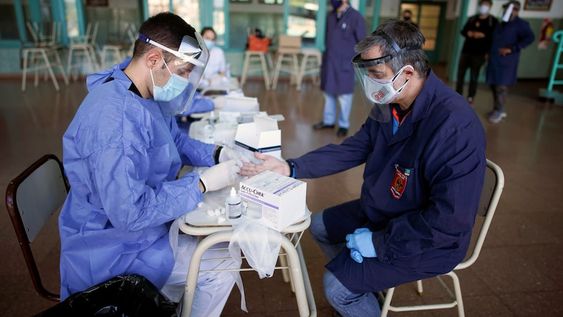 Según el Ministerio de Salud de la Nación, en el país se han registrado 2.860.884 casos y 61.644 fallecidos desde el inicio de la pandemia.