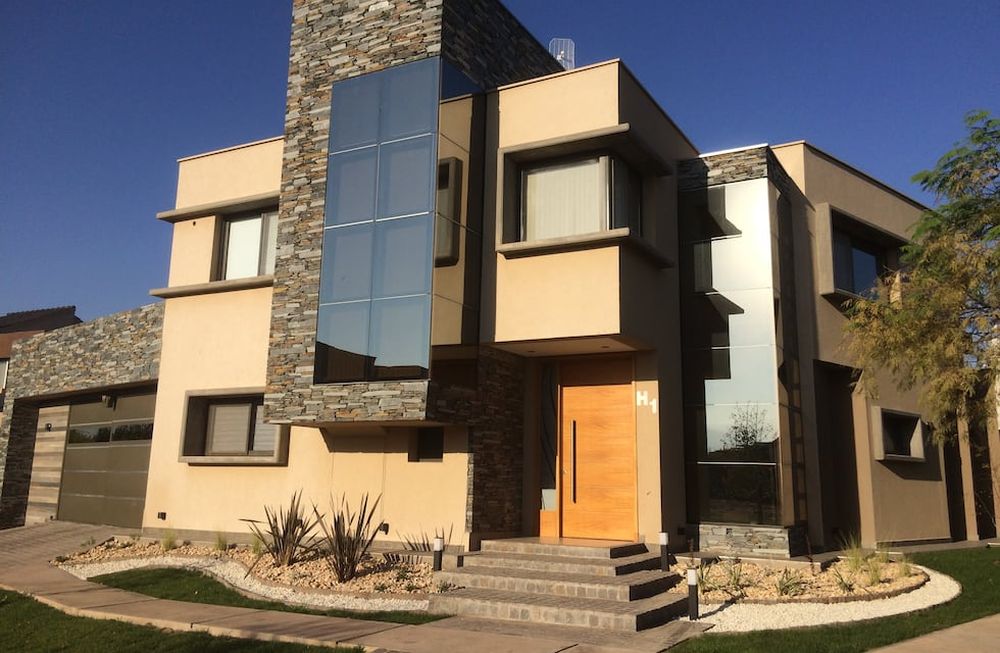 Una imponente casa en forma de L que integra el paisaje