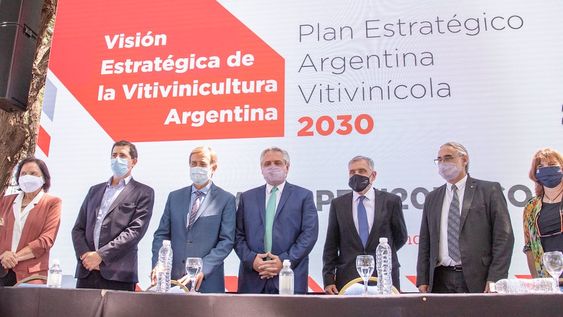 La mesa de autoridades contó con la presencia de Hilda Vaieretti, Eduardo de Pedro, Rodolfo Suarez, Alberto Fernández, José A. Zuccardi, Luis Basterra y Susana Mirassou.