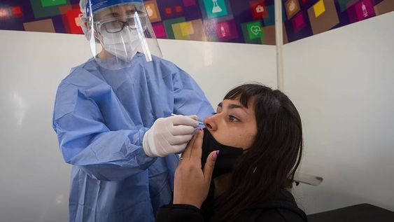 Tras confirmar la presencia del virus, no es común que los pacientes repitan el hisopado para saber si se negativizan. / Foto: Ignacio Blanco