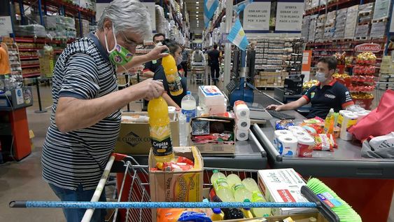 El Gobierno nacional oficializó la suba del salario mínimo, vital y móvil - Foto: Orlando Pelichotti / Los Andes