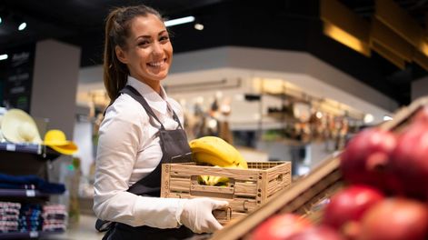 El SMVM establece el piso salarial y se usa como parámetro para diversas prestaciones y programas de asistencia.