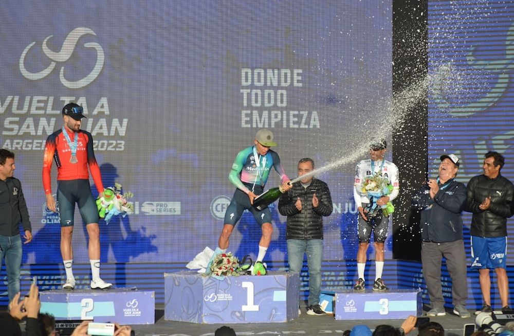 Tal como hizo el colombiano Gaviria la etapa anterior, su compatriota “Superman” López ganó la etapa y se subió a lo más alto de la general.