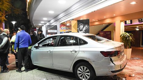 Los Andes | El domingo 10 de este mes, un conductor perdió el control de su auto, se incrustó en el Teatro Plaza y atropelló a 23 personas: 15 internados y 3 graves.