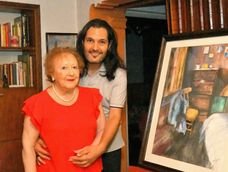 Adrián Narváez (42), escritor mendocino, ganador del Premio Vendimia 2024 en Literatura Juvenil, junto a su esposa desde hace dos décadas: Delia Lúquez (88), artista plástica. Foto: Los Andes / Daniel Caballero