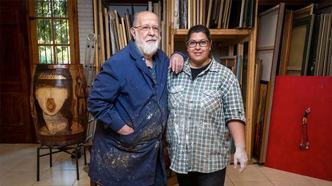 Los Andes | Retratos del pintor Antonio Sarelli y su hija, la escultora Rebeca Sarelli, en su taller. | Foto: Ignacio Blanco / Los Andes