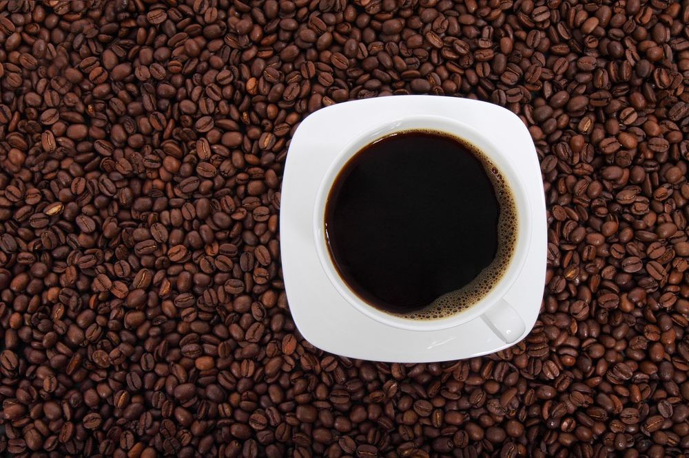 Consumir entre una y tres tazas de café con cafeína al día se asoció con un menor riesgo de mortalidad por cualquier causa, aunque no se comprobó una relación causal directa.