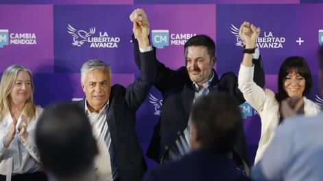 El candidato a diputado nacional de La Libertad Avanza, Luis Petri, junto al gobernador Alfredo Cornejo, la vicegobernadora Hebe Casado y su compañera de lista, Pamela Verasay. 
