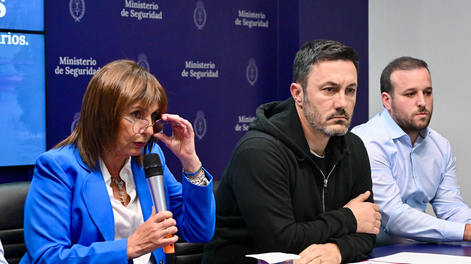 Los ministros de Seguridad, Patricia Bullrich, y Defensa, Luis Petri, brindaron hoy una conferencia de prensa para hablar de Bahía Blanca, un día después de la marcha de jubilados que terminó con desmanes en el Congreso.