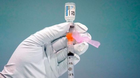 Aparentemente los trabajadores combinaron accidentalmente los ingredientes de dos vacunas distintas hace varias semanas. Foto: AP.