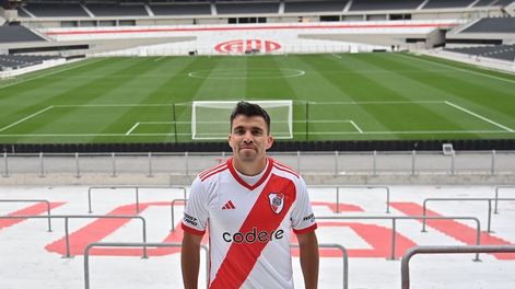 El Huevo Acuña fue presentado en River con divertidas publicaciones.