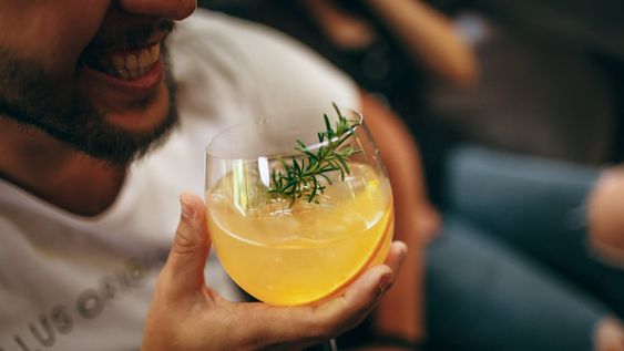 Los estudios sugieren que es más probable que las personas beban en exceso cuando están contentas a que lo hagan cuando se sienten mal. | Imagen ilustrativa / Web