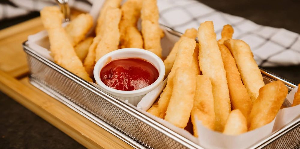 Las papas fritas encabezan la lista. Consideradas una “bomba calórica” por la Universidad de Harvard, aportan más de 500 calorías por porción y contienen hasta un 30% de grasa