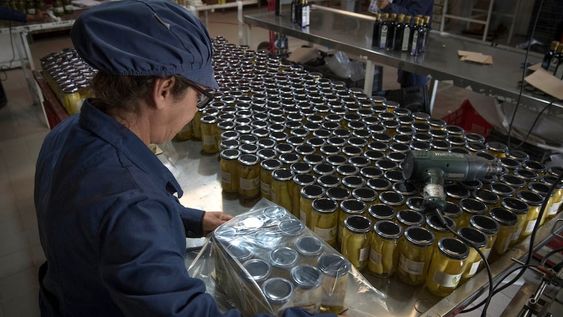 En problemas. Las fábricas están recibiendo pequeñas cantidades de envases y se complica su producción. Foto: Orlando Pelichotti / Los Andes