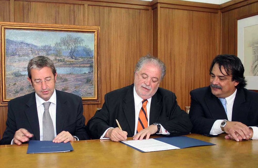 El ex gobernador, Julio Cobos; el ex ministro de Salud de la Nación, Ginés González García; y el ex titular de la cartera de Salud de Mendoza, Armando Calletti, en un acto en Casa de Gobierno en 2007.  Archivo / Los Andes