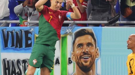 Cristiano festeja su gol ante la atenta mirada de Leo Messi. / EFE