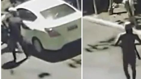 Una pareja que tenía relaciones sexuales en un auto fue sorprendida por tres delincuentes.