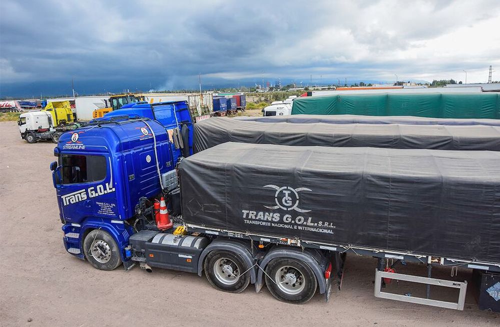 Luego de permanecer varados durante dos semanas, cerca de un centenar de camiones empezó a cruzar a Chile desde el sábado. Pero quedan más de 3.000. Foto: Mariana Villa / Los Andes