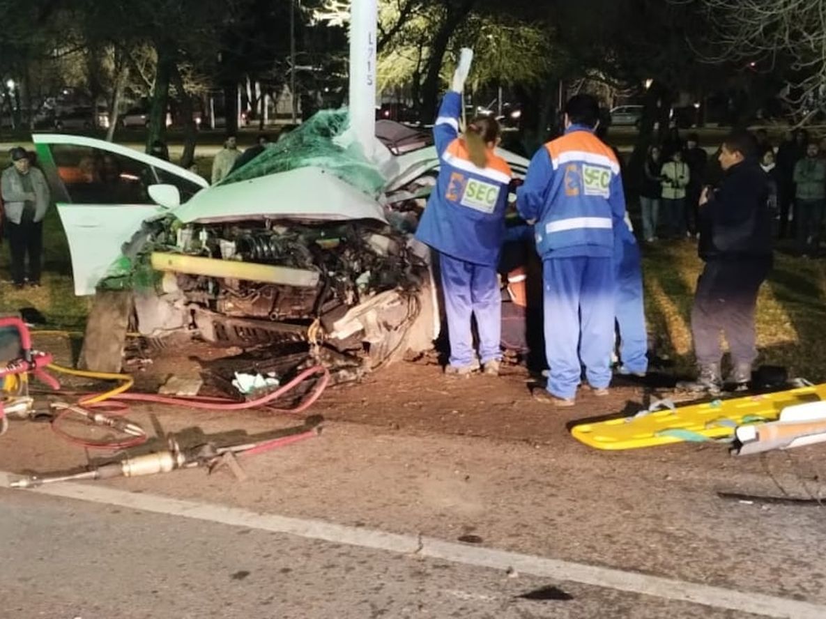 Las chapas del Peugeot 408 quedaron dobladas alrededor del pilar - Fuentes Policiales