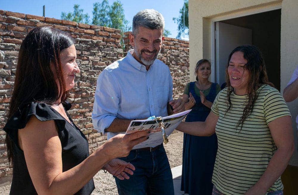 El intendente Ulpiano Suarez, junto a autoridades del Instituto Provincial de la Vivienda, entregó viviendas reconstruidas en el barrio El Libertador