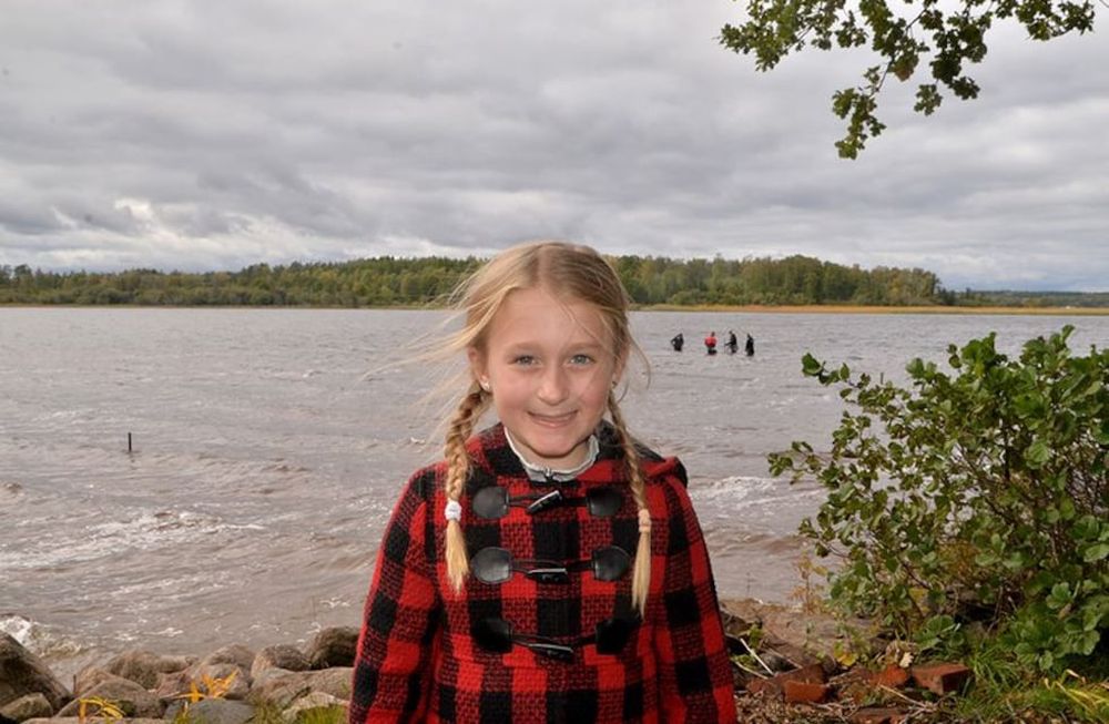 Una nena de ocho años encontró una espada vikinga milenaria en un lago de Suecia