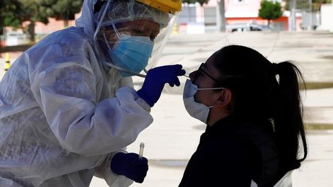 Un trabajador de salud recolecta una muestra de un residente durante la prueba del nuevo coronavirus afuera de la Piscina Olímpica en La Paz, Bolivia. Foto: AP