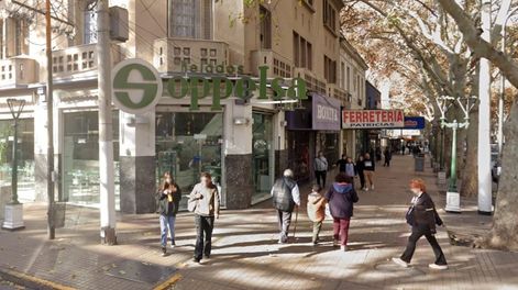 Los Andes | El local que albergó por más de cinco décadas a la histórica heladería Soppelsa Hnos, se prepara para recibir un emprendimiento gastronómico.