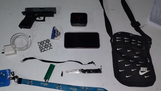 Detuvieron a un adolescente de 15 años que intentó escapar y descartó una réplica de arma en Maipú.