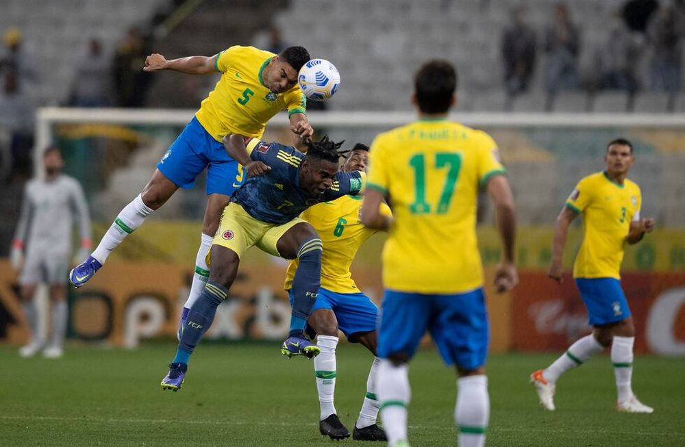 Casemiro, disputando la pelota en el partido contra Colombia, el cual Brasil ganó y le sirvió para asegurar la clasificación al Mundial Catar 2022.