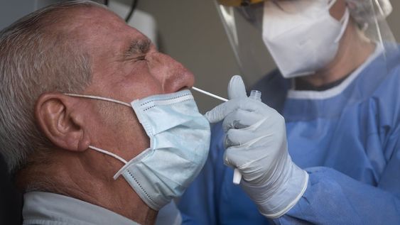 El Gobierno de Mendoza aclaró que una persona debe contar con dos o más síntomas compatibles con el coronavirus para recibir un hisopado. Foto; Ignacio Blanco / Los Andes