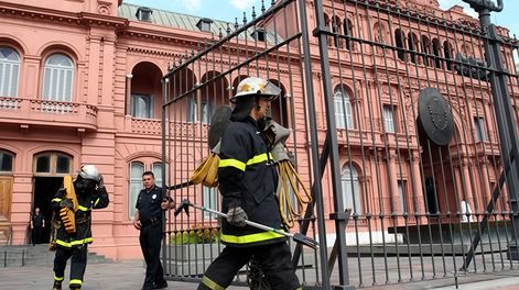 Bomberos de la Policía Federal sofocaron un principio de incendio en la Casa Rosada, provocando una rápida evacuación cerca del despacho de Santiago Caputo.