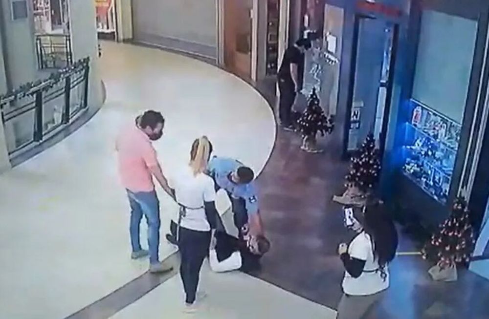 El juez de garantías Diego Piedrabuena forcejeando con la Policía