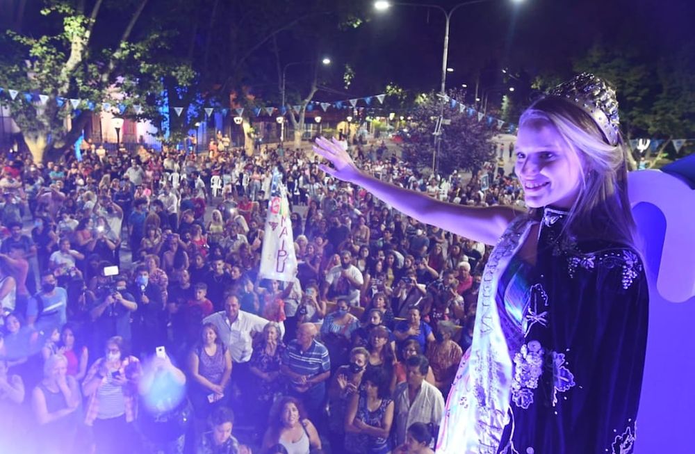 Giuliana Pilot, la Virreina Nacional de la Vendimia, fue recibida por una multitud de maipucinos. Contó con la compañía de la Reina Nacional. José Gutiérrez/Los Andes.