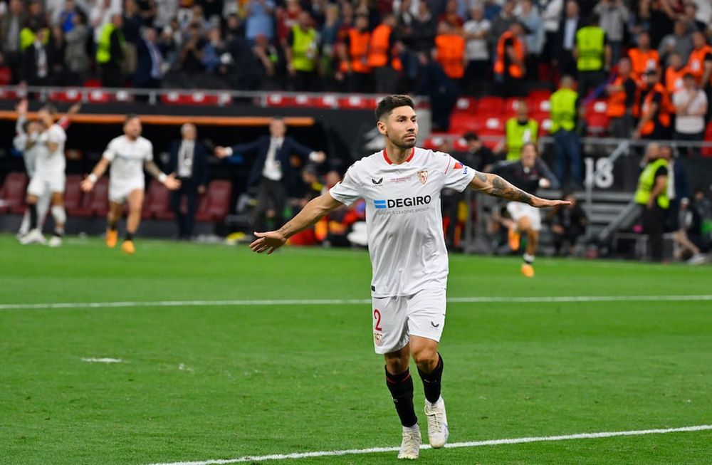 El argentino Gonzalo Montiel, del Sevilla, festeja tras convertir un penalti en la tanda que definió la final de la Liga Europa ante la Roma el miércoles 31 de mayo de 2023 en Budapest.