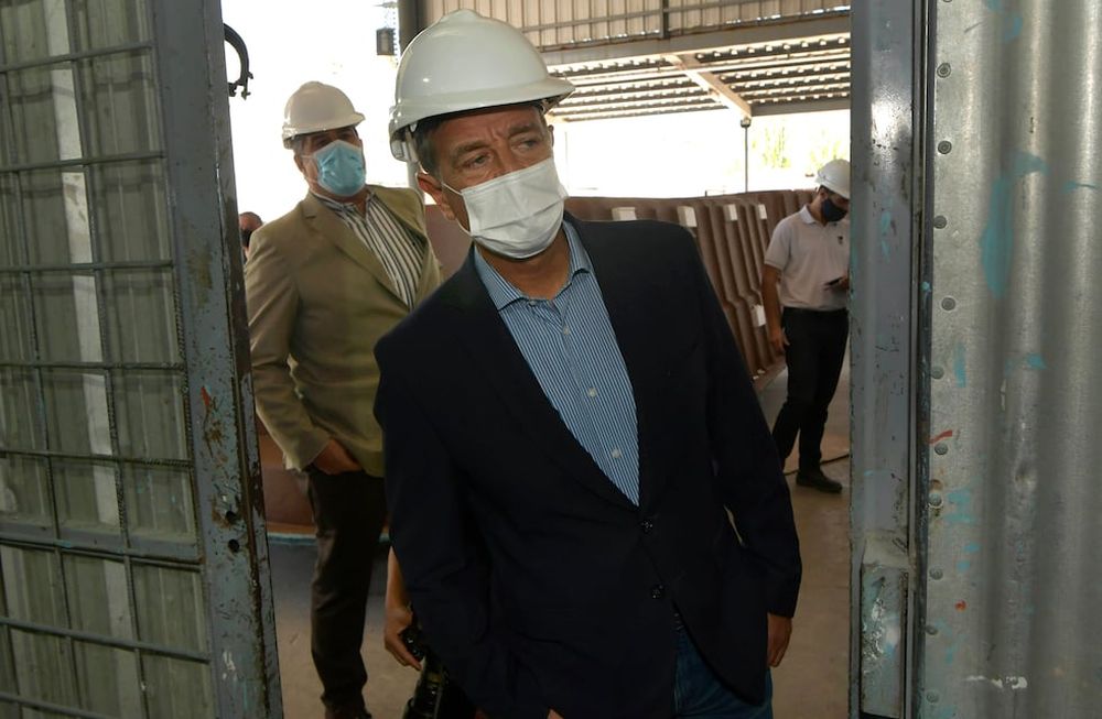 Bronca. El gobernador, Rodolfo Suárez, recorrió el Parque Industrial de Las Heras. Detrás, Mario Abed, bajó el tono al conflicto. Foto: Orlando Pelichotti / Los Andes.