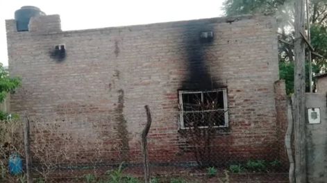 Al ver a la pareja durmiendo, los habría rociado con el inflamable para luego prender fuego su vivienda y la propia. Foto: Gentileza La Capital.
