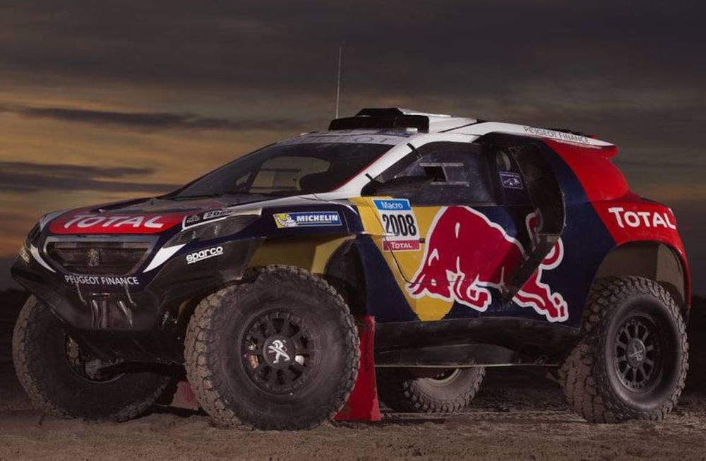 El León presentó su máquina para el Dakar