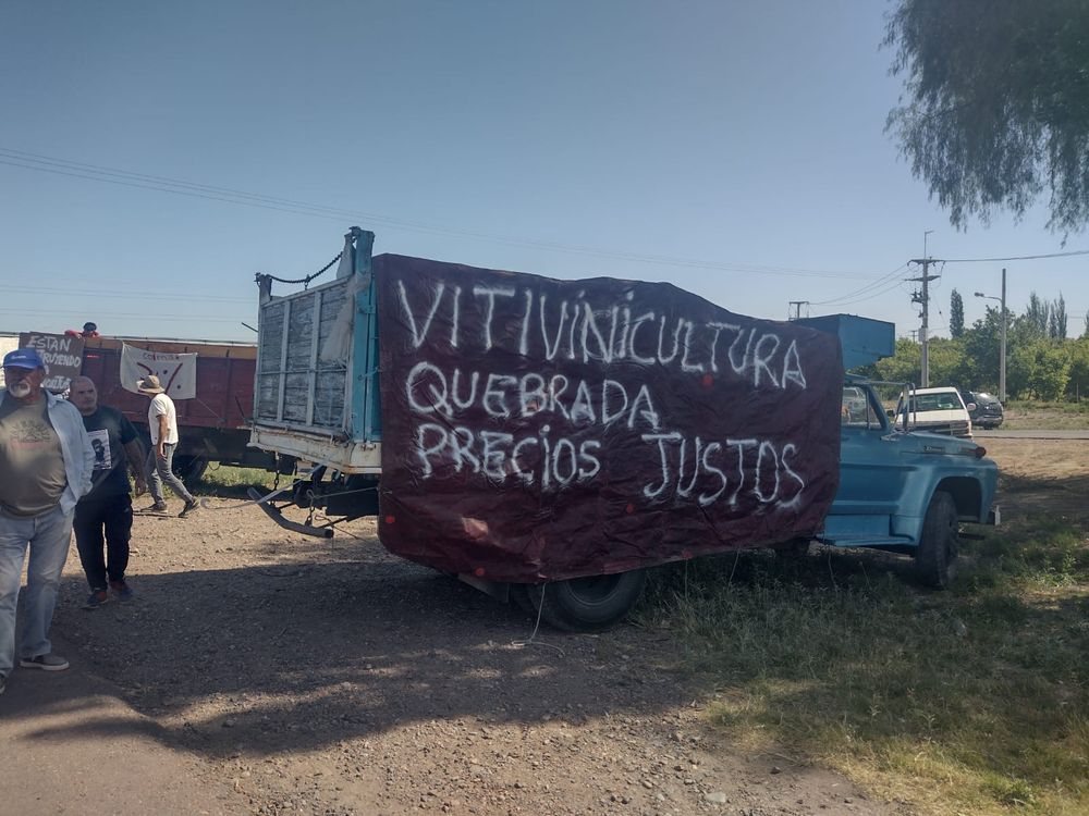 Productores reclamaron en la ruta 7, en San Martín Productores reclamaron en la ruta 7, en San Martín