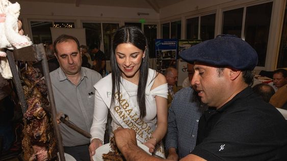 La embajadora de la ganadería, presente. Hubo costillares para los invitados al lanzamiento de esta fiesta de General Alvear. Fue en el Club Mendoza de Regatas, del Parque San Martín.