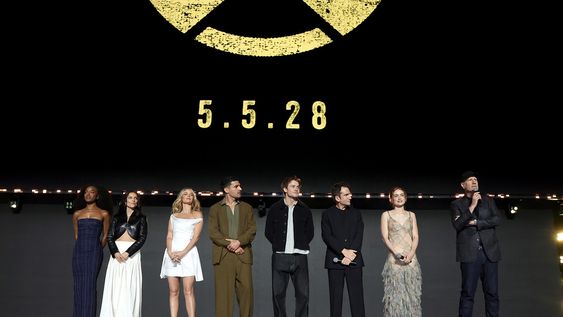 Kevin Feige (derecha) junto al nuevo elenco de X-Men para Marvel Studios