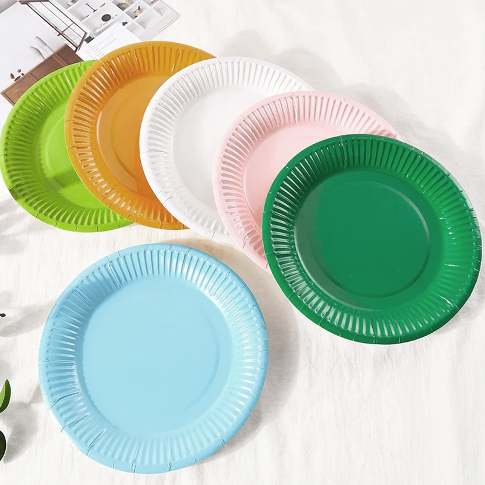 Transforma platos descartables en cuadros decorativos.