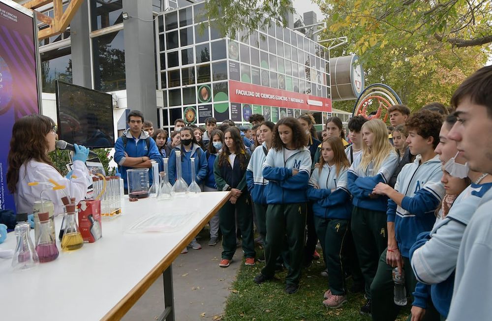 Se descarta en estos tiempos la significación que tiene para un país tener un desarrollado sistema científico. Por eso valoramos la acción realizada por la Facultad de Ciencias Exactas y Naturales de la UNCuyo, que organizó una muestra interactiva de ciencias por la que pasaron 1.500 estudiantes del ciclo secundario.