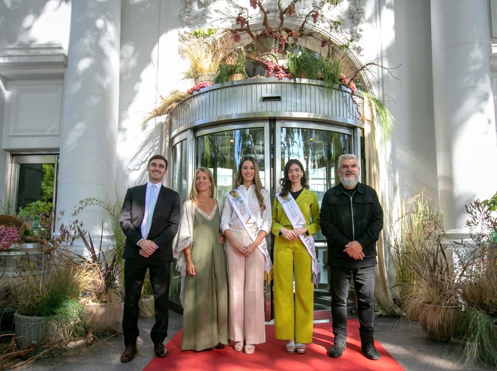 Alejandrina Funes y Sofía Perfumo, Reina y Virreina Nacional de la Vendimia 2025, en el tradicional desayuno (Los Andes)