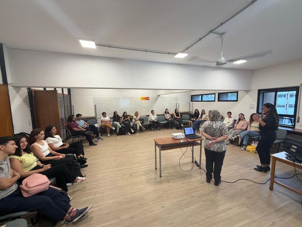 Inclusión y empatía: la Lengua de Señas gana terreno y cada vez más gente la aprende en Mendoza