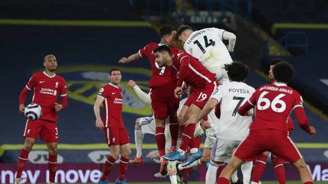 Telam, Inglaterra, 19 de abril de 2021: Leeds United, dirigido por el argentino Marcelo Bielsa, empató hoy con Liverpool 1 a 1 en los minutos finales del partido válido por la fecha 32 de la Premier League de fútbol de Inglaterra.Foto: AFP/aa/TelamLeeds Uniteds Spanish defender Diego Llorente (3R) scores an equalising goal to make the score 1-1 during the English Premier League football match between Leeds United and Liverpool at Elland Road in Leeds, northern England on April 19, 2021. (Photo by LEE SMITH / POOL / AFP) / RESTRICTED TO EDITORIAL USE. No use with unauthorized audio, video, data, fixture lists, club/league logos or live services. Online in-match use limited to 120 images. An additional 40 images may be used in extra time. No video emulation. Social media in-match use limited to 120 images. An additional 40 images may be used in extra time. No use in betting publications, games or single club/league/player publications. /